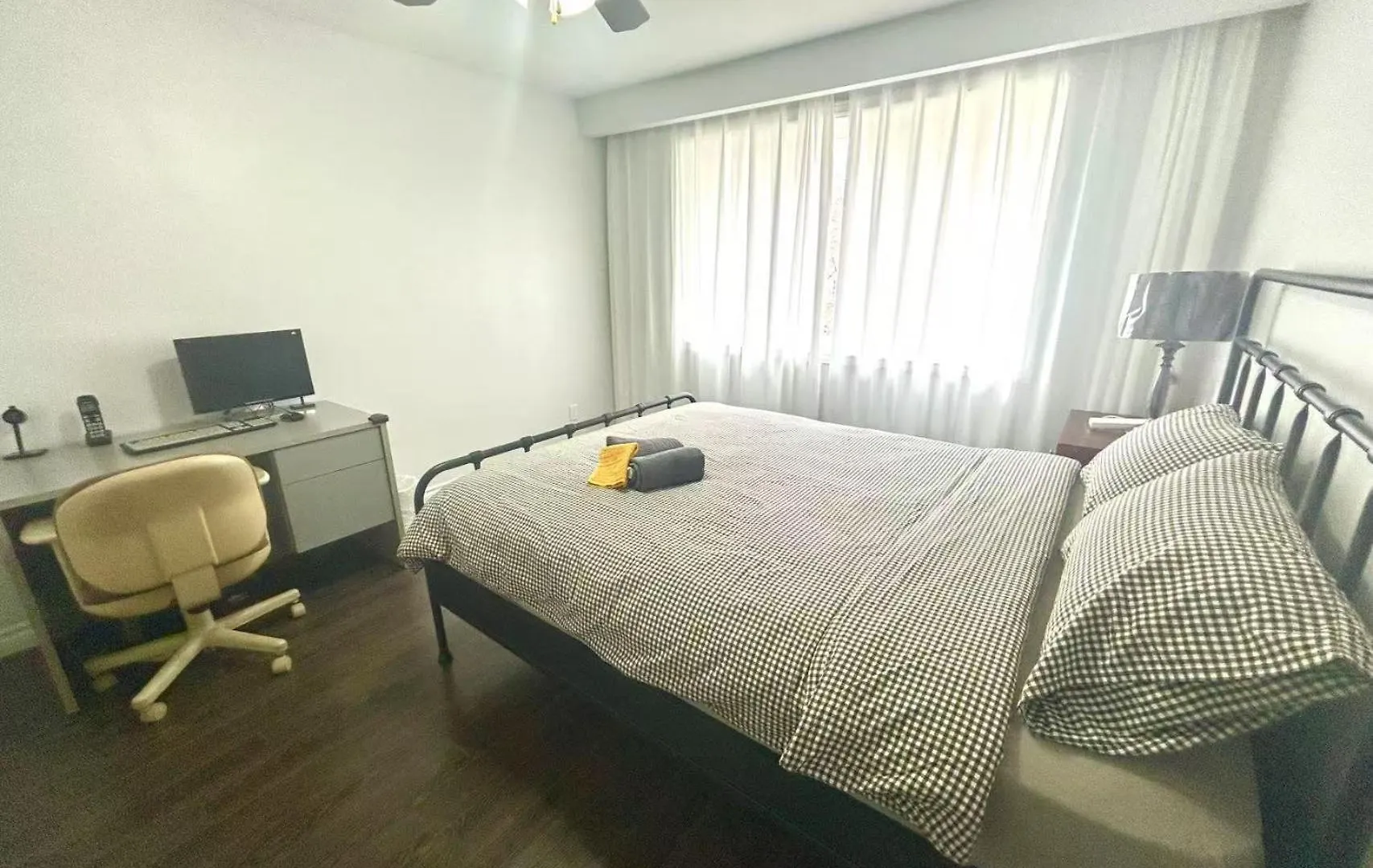 Finch Subway Room With Desk Light Queen Bed Near 401 Toronto