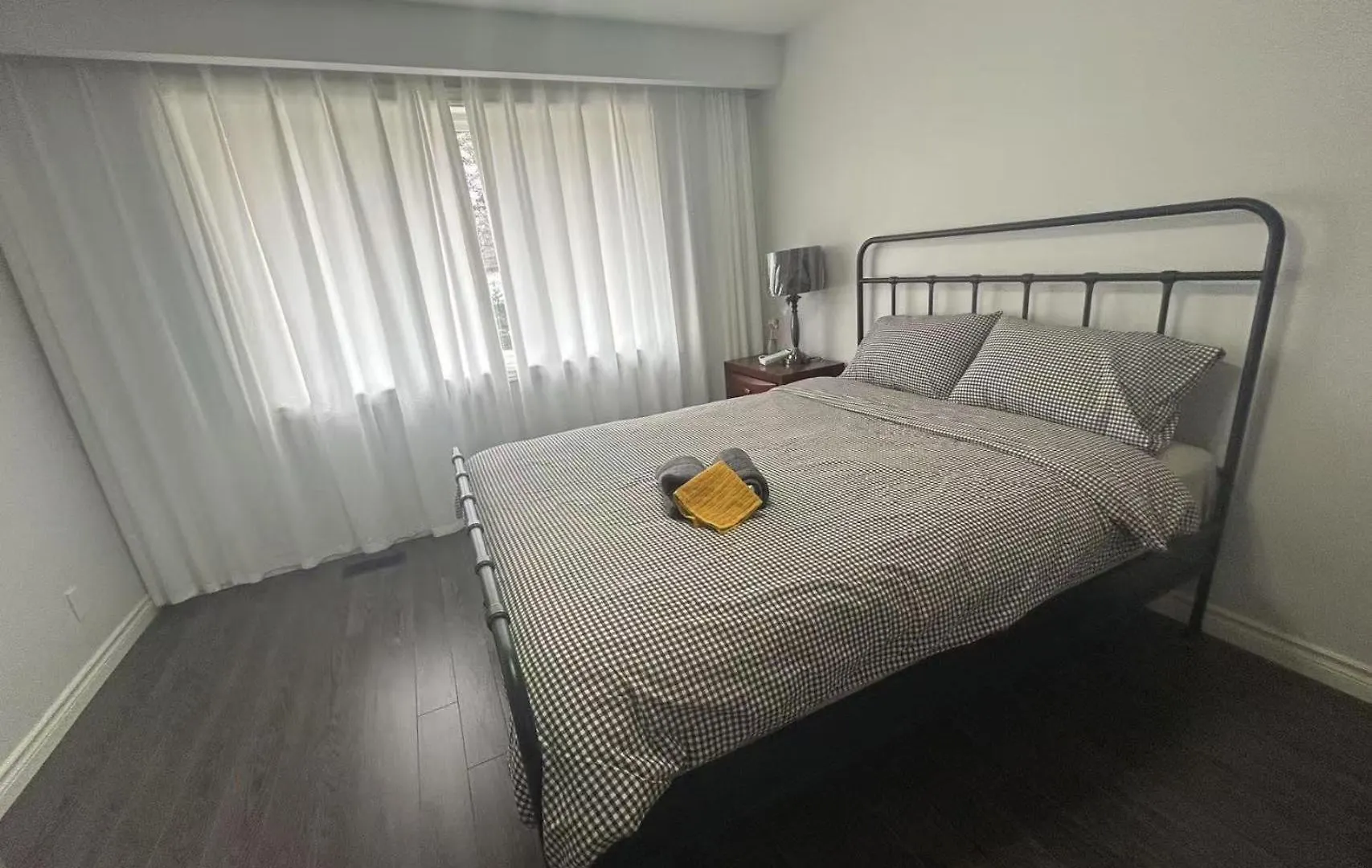 Finch Subway Room With Desk Light Queen Bed Near 401 Toronto Guest house