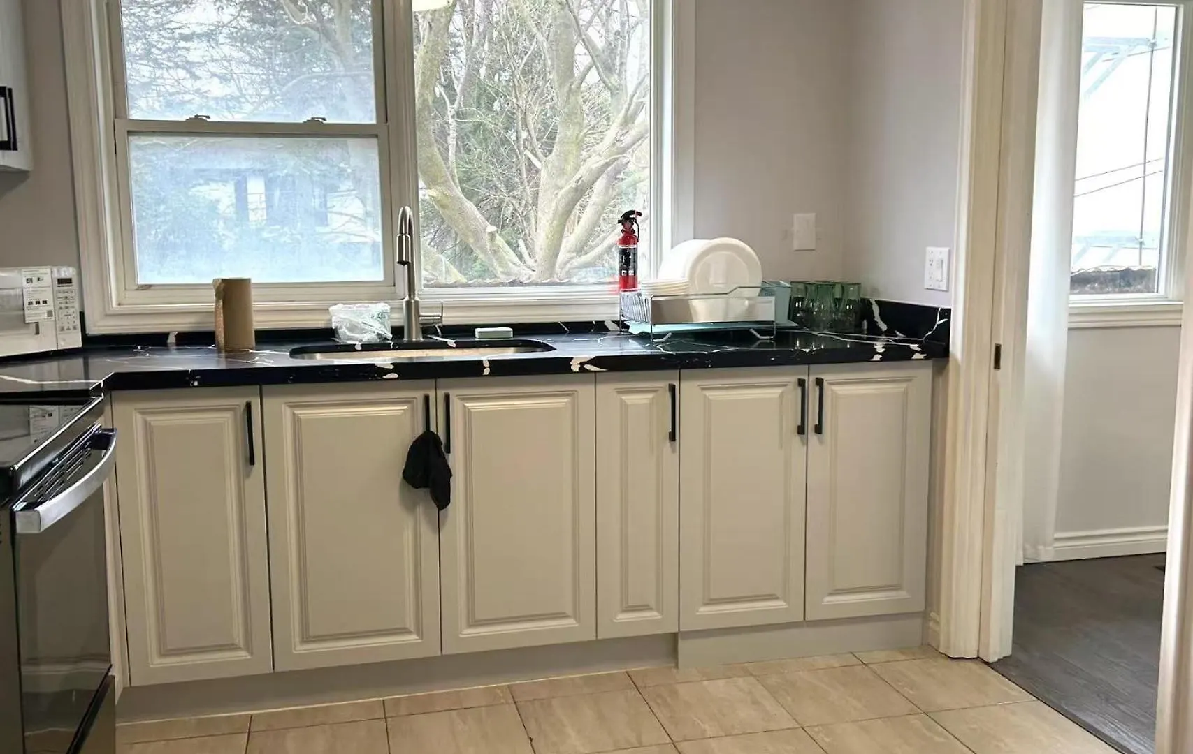 Guest house Finch Subway Room With Desk Light Queen Bed Near 401 Toronto Canada